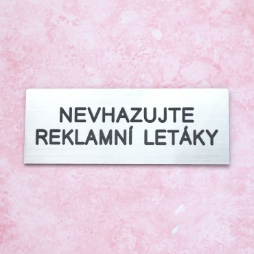 Navrhněte si stříbrnou jmenovku na dveře online v designeru na www.mujstitek.cz